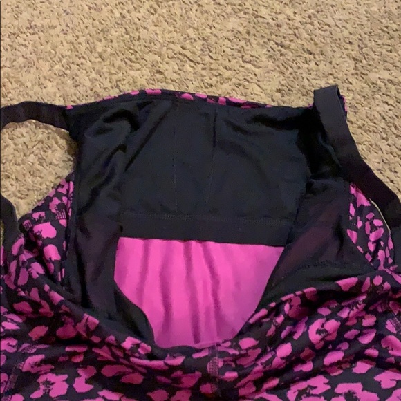 Lululemon top with built-in bra SZ 6 - Picture 7 of 8